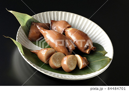 笹の葉に乗っている郷土料理のイカ飯を黒背景で撮影 笹の葉に乗っている郷土料理のイカ飯を黒背景で撮影 84484701