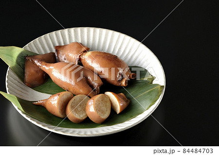 笹の葉に乗っている郷土料理のイカ飯を黒背景で撮影 84484703
