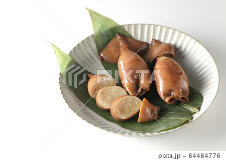 笹の葉に乗っている郷土料理のイカ飯を白背景で撮影 84484776