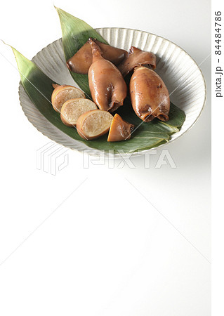 笹の葉に乗っている郷土料理のイカ飯を白背景で撮影 84484786