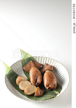 笹の葉に乗っている郷土料理のイカ飯を白背景で撮影 笹の葉に乗っている郷土料理のイカ飯を白背景で撮影 84484796