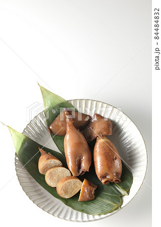 笹の葉に乗っている郷土料理のイカ飯を白背景で俯瞰撮影 84484832