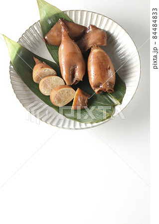 笹の葉に乗っている郷土料理のイカ飯を白背景で俯瞰撮影 笹の葉に乗っている郷土料理のイカ飯を白背景で俯瞰撮影 84484833