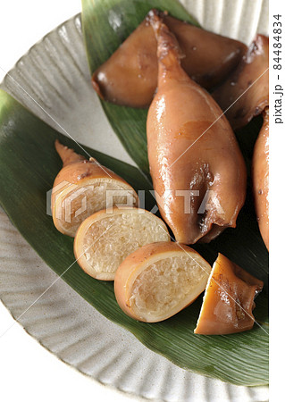 笹の葉に乗っている郷土料理のイカ飯を白背景で俯瞰撮影 84484834