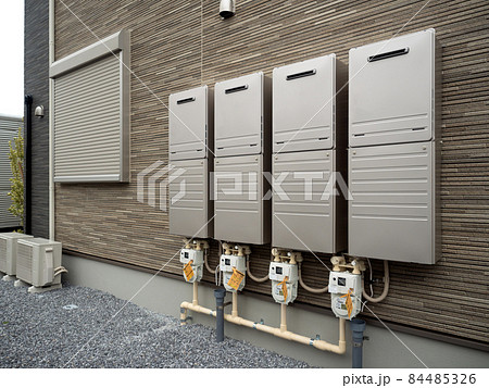 アパートの壁に並んだガス給湯器 アパートの壁に並んだガス給湯器 84485326