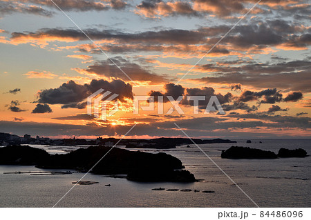 田辺湾・神島(ホテルハーヴェスト南紀田辺からの夕日) 【和歌山県田辺市】 田辺湾・神島(ホテルハーヴェスト南紀田辺からの夕日) 【和歌山県田辺市】 84486096