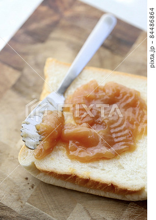 食パンに塗ったタップリのピーナツクリーム 84486864