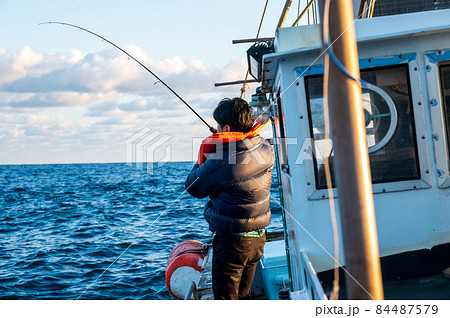 海で船釣りをする人 84487579