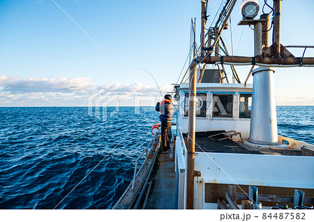 海で船釣りをする人 84487582