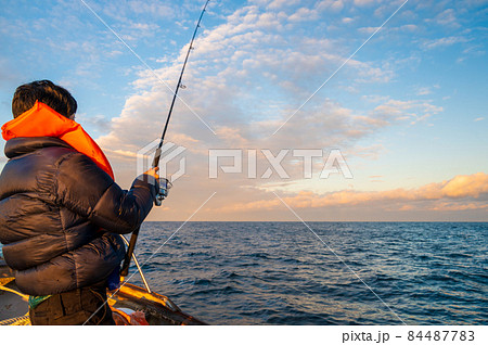 海で船釣りをする人　早朝　（石川県能登沖にて撮影） 84487783