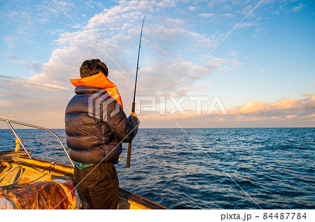 海で船釣りをする人 早朝 (石川県能登沖にて撮影) 海で船釣りをする人 早朝 (石川県能登沖にて撮影) 84487784