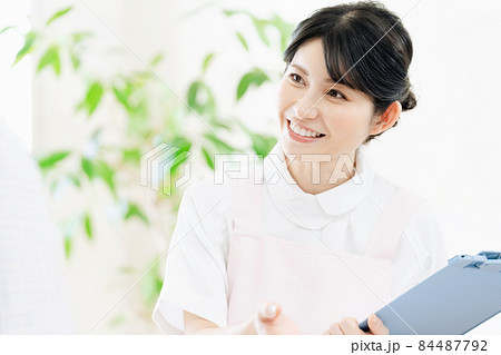 栄養指導をする女性 栄養指導をする女性 84487792