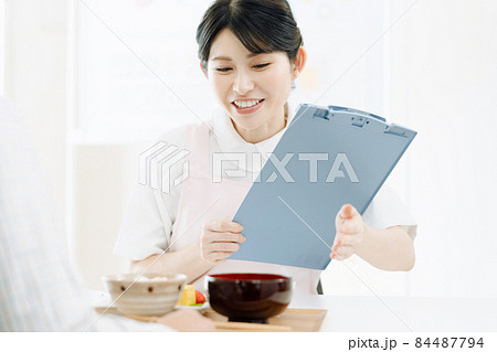 栄養指導をする女性 84487794