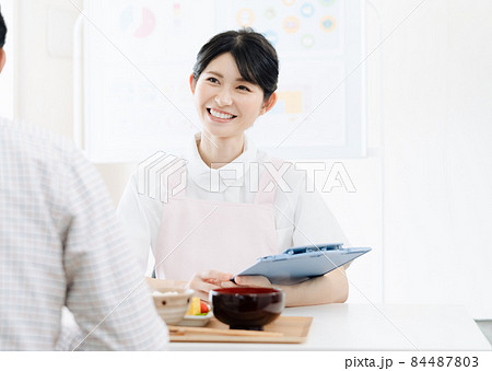 栄養指導をする女性 栄養指導をする女性 84487803