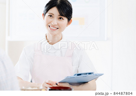 栄養指導をする女性 84487804