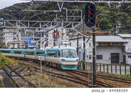 紀伊勝浦駅を発車した、特急「くろしお」オーシャンアロー車両 84488304