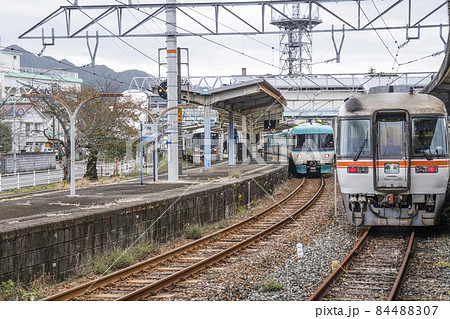 紀伊勝浦駅に停車中の225系快速電車、283系特急くろしお、キハ85系ワイドビュー南紀 84488307