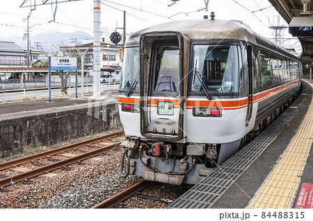 紀伊勝浦駅に停車中のキハ85系ワイドビュー南紀 84488315