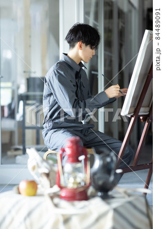 絵を描く若い学生 絵を描く若い学生 84489091
