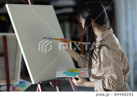 絵を描く若い学生 絵を描く若い学生 84489293