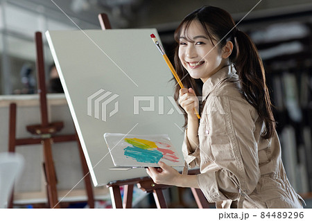 絵を描く若い学生 絵を描く若い学生 84489296