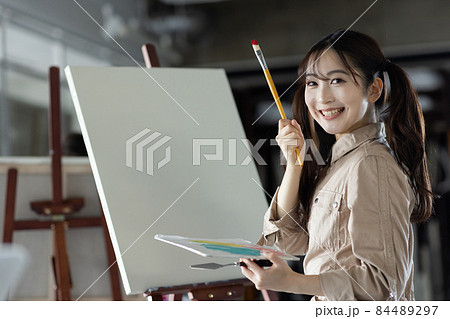 絵を描く若い学生 絵を描く若い学生 84489297