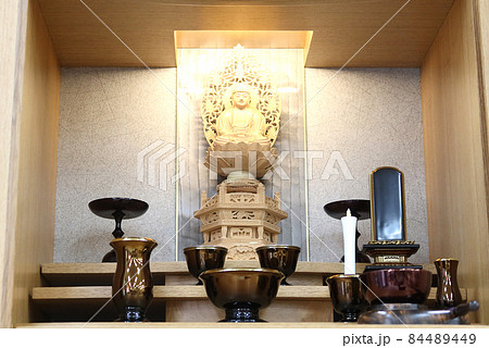 現代風仏壇に飾られた仏像と仏具2 84489449