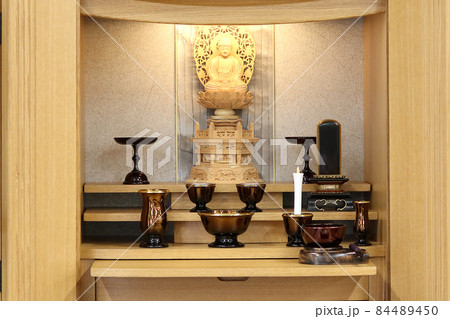 現代風仏壇に飾られた仏像と仏具3 84489450