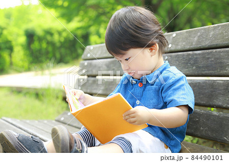 本を読む男の子 84490101