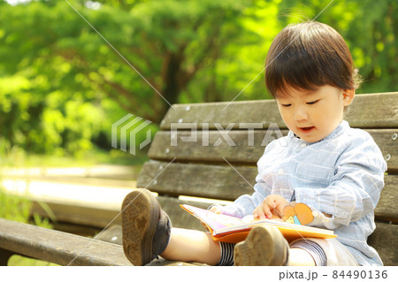 本を読む男の子 84490136