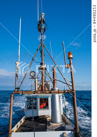 釣り船を運転する船長 釣り船を運転する船長 84490253