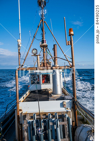 釣り船を運転する船長 84490255