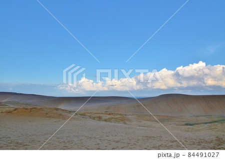 青空と鳥取砂丘 青空と鳥取砂丘 84491027