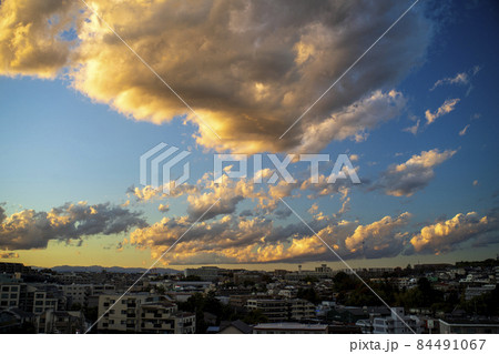 激しい雷雨の夜の翌日の午後の青空に浮かぶ雲の変容 激しい雷雨の夜の翌日の午後の青空に浮かぶ雲の変容 84491067