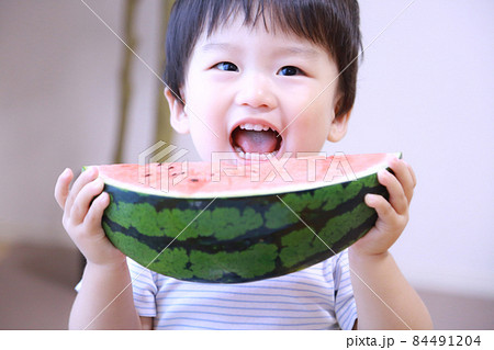 スイカを食べる男の子の写真素材 [84491204] - PIXTA