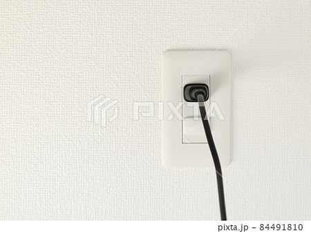 コンセントの穴とコンセントカバーと電源プラグ　電気火災防止対策　壁コンセント　感電防止 84491810