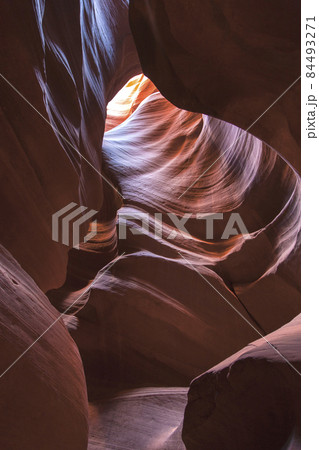 アンテロープ渓谷の大自然が描く神秘的な色合いと曲線美 84493271