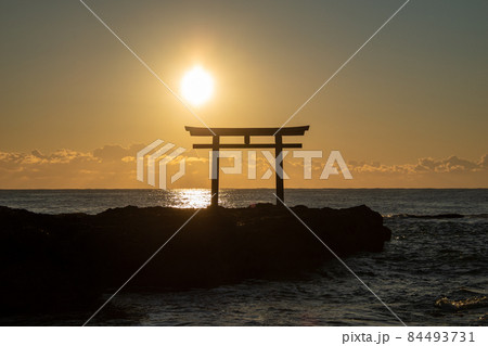 大洗磯前神社の神磯の鳥居と日の出と朝焼け 大洗磯前神社の神磯の鳥居と日の出と朝焼け 84493731