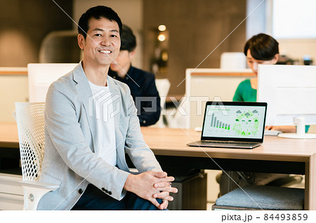 カーボンニュートラルに取り組むビジネスマン　撮影協力：WEEK芝大門（サンフロンティア不動産） 84493859