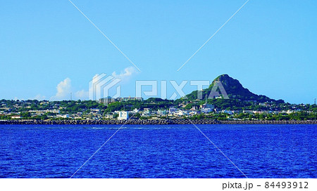 沖縄県伊江島の城山（タッチュー）が見える海からの風景 84493912