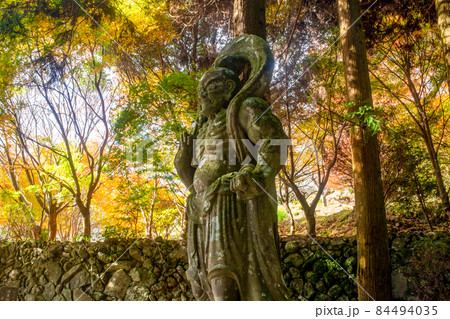 両子寺仁王像と紅葉 両子寺仁王像と紅葉 84494035
