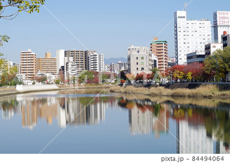 広島天満川河畔の街並みの景色 84494064