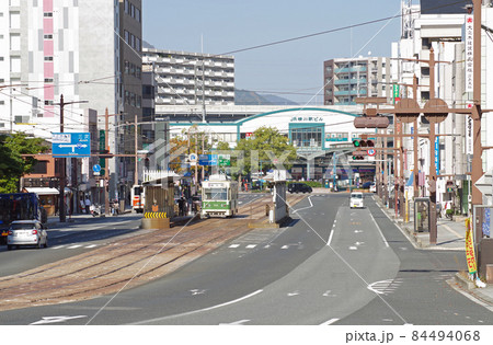 広島横川駅前の通りの景色 広島横川駅前の通りの景色 84494068