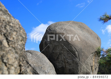 金勝アルプスの奇岩連 84494072