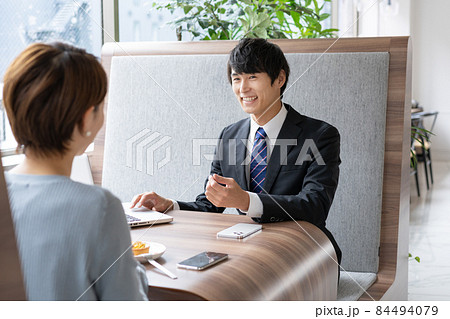 ファミレスで営業する若い男性　撮影協力：WEEK芝大門(サンフロンティア不動産) 84494079