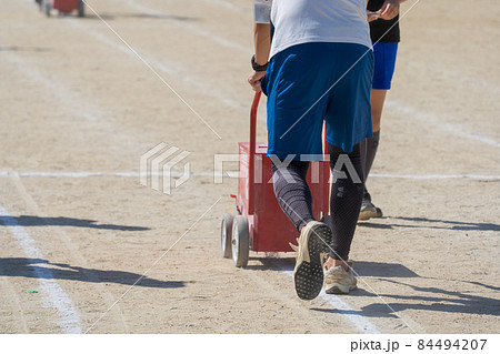 運動会の準備 白線引き 運動会の準備 白線引き 84494207