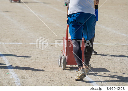 運動会の準備 白線引き 運動会の準備 白線引き 84494298