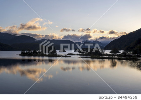朝の秋元湖 朝の秋元湖 84494559