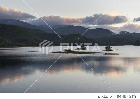 朝の秋元湖 朝の秋元湖 84494588