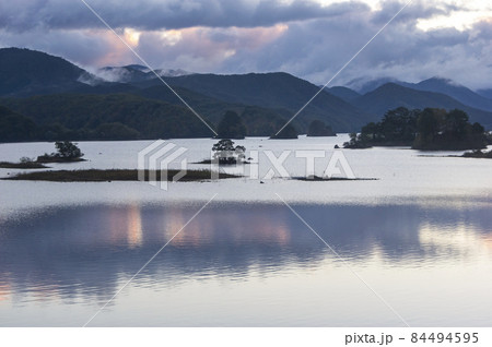 朝の秋元湖 朝の秋元湖 84494595